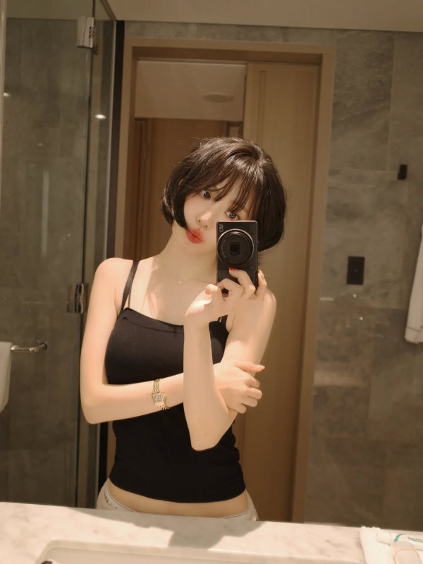 끈나시 입고 셀카 찍는 단발머리 사쿠라