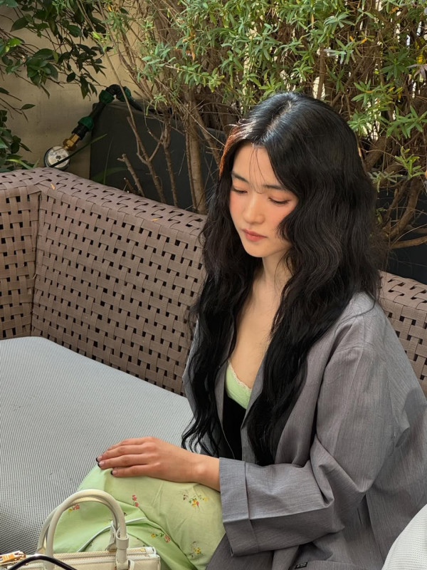 연두색 브라를 착용한 배우 김태리