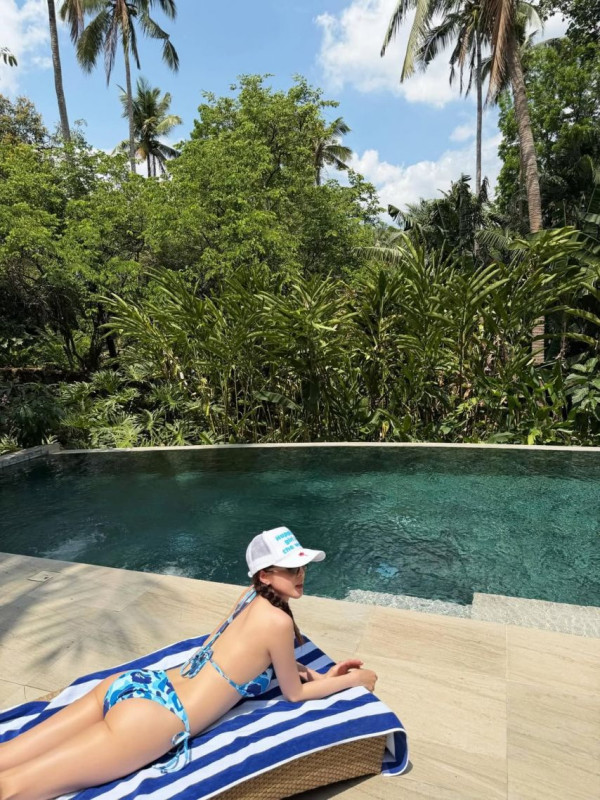 끈비키니 입은 산다라박 은근한 엉덩이