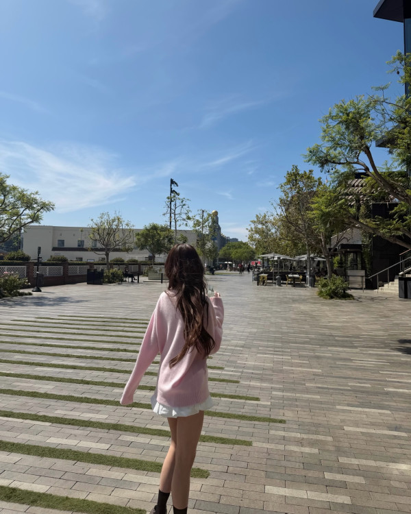 소파 위 짧은 치마 장원영