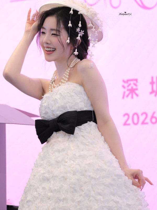 프릴 오프숄더 바니걸 아이린