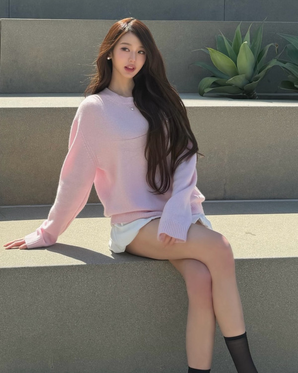 소파 위 짧은 치마 장원영