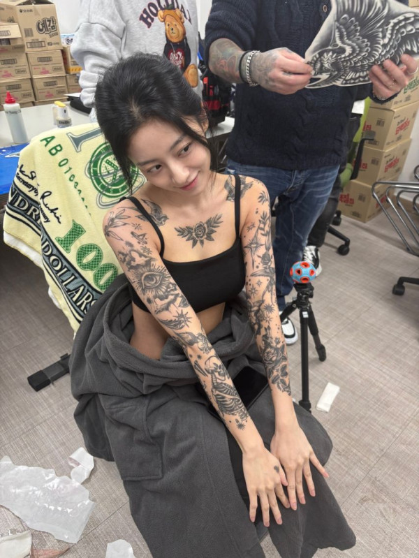 <사냥개들2>강민아 강렬한 타투 분장