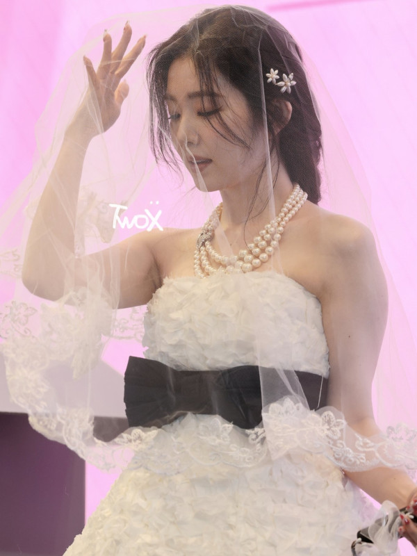 프릴 오프숄더 바니걸 아이린