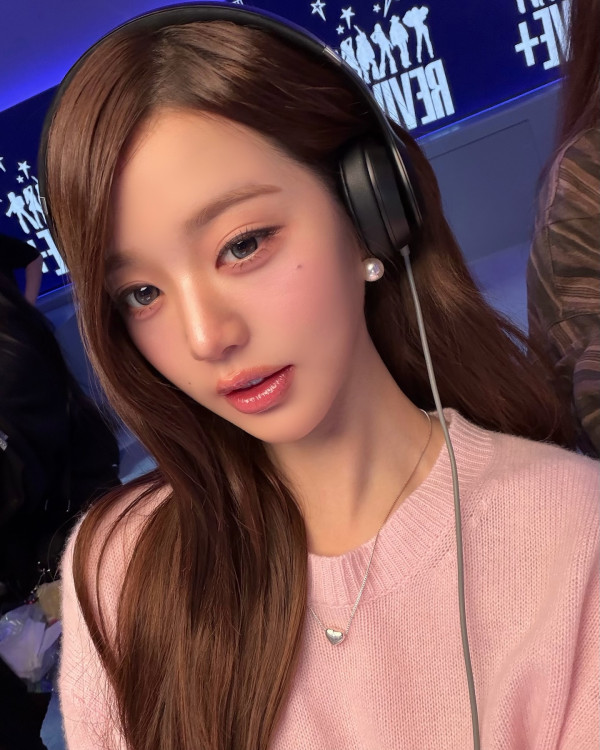 소파 위 짧은 치마 장원영