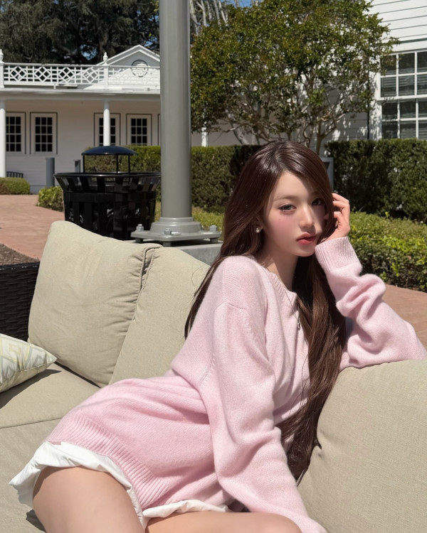 소파 위 짧은 치마 장원영