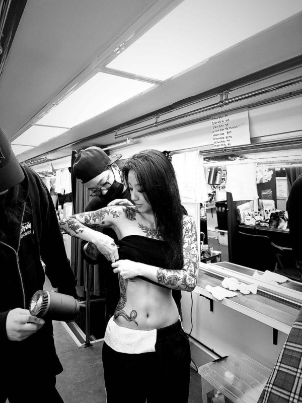 <사냥개들2>강민아 강렬한 타투 분장