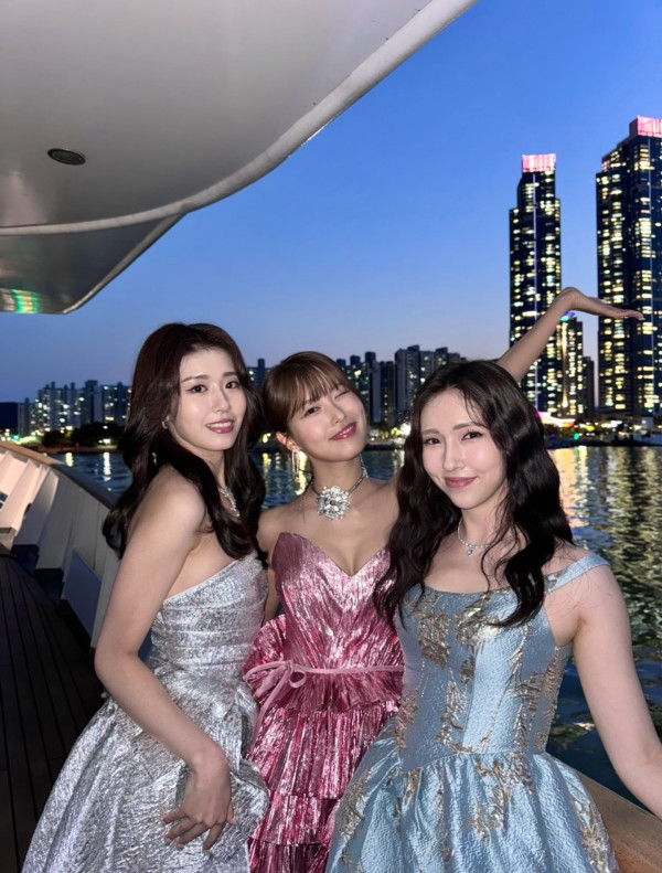 요트 위에서 파티하는 모모랜드 아인