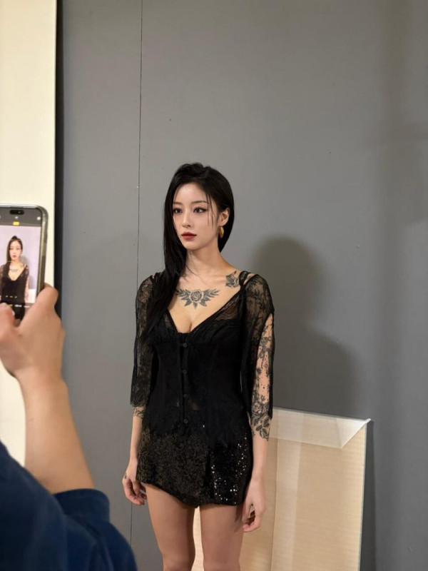 <사냥개들2>강민아 강렬한 타투 분장