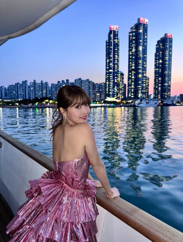 요트 위에서 파티하는 모모랜드 아인