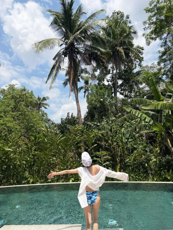 끈비키니 입은 산다라박 은근한 엉덩이