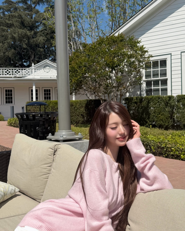 소파 위 짧은 치마 장원영