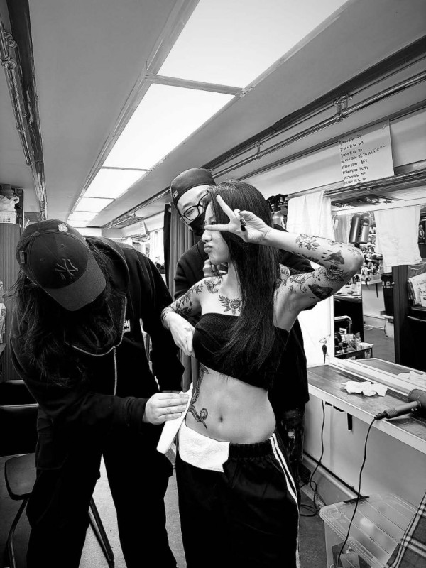 <사냥개들2>강민아 강렬한 타투 분장