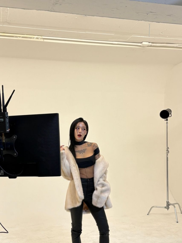 <사냥개들2>강민아 강렬한 타투 분장