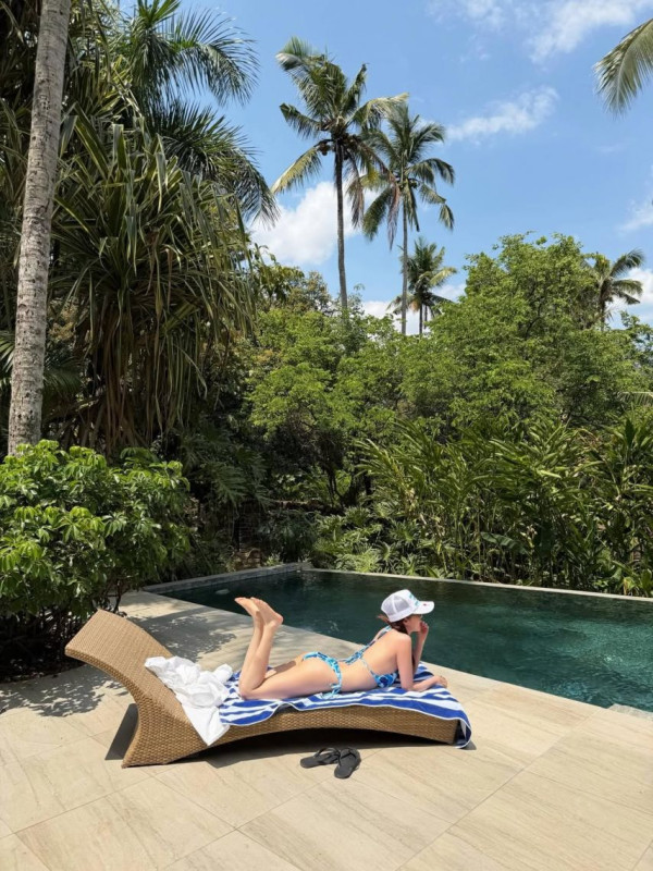 끈비키니 입은 산다라박 은근한 엉덩이