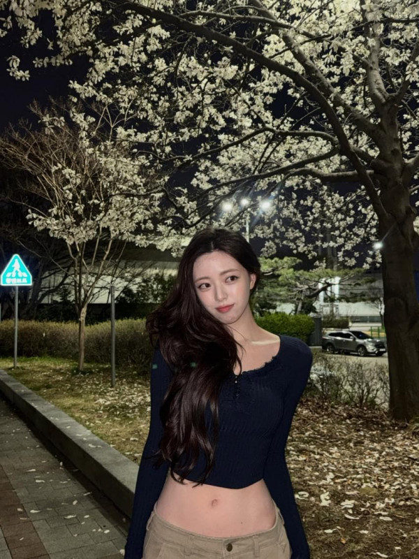 복부라인이 예쁜 있지 유나