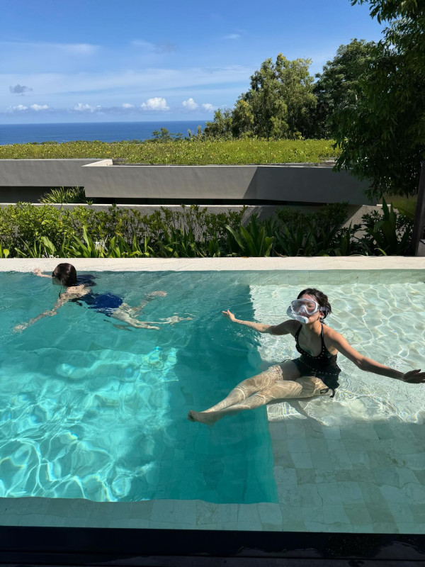 수영장에서 레드벨벳 슬기