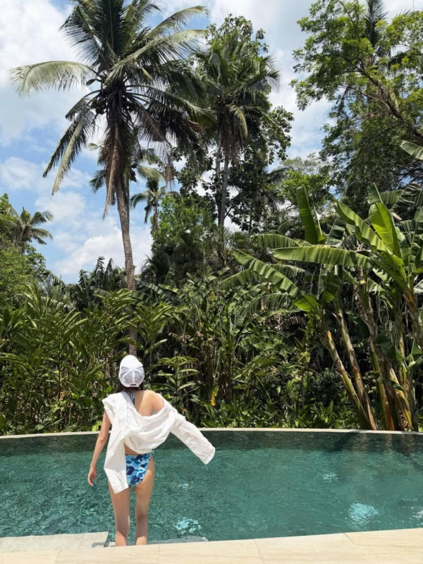 끈비키니 입은 산다라박 은근한 엉덩이