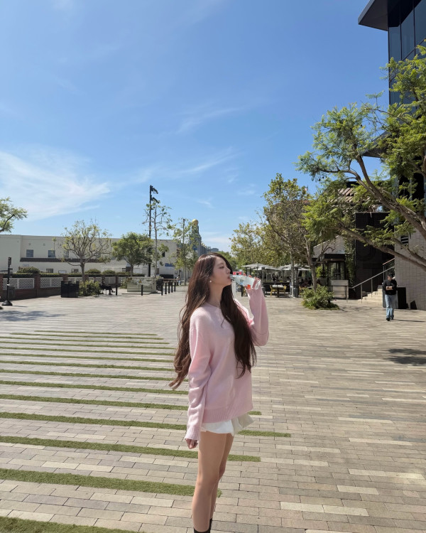 소파 위 짧은 치마 장원영