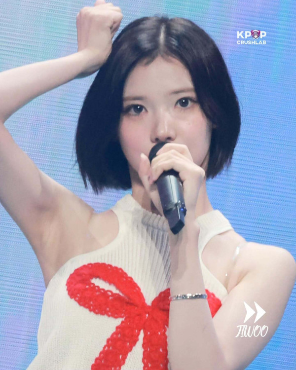빨간 리본 홀터넥 의상 하츠투하츠 지우