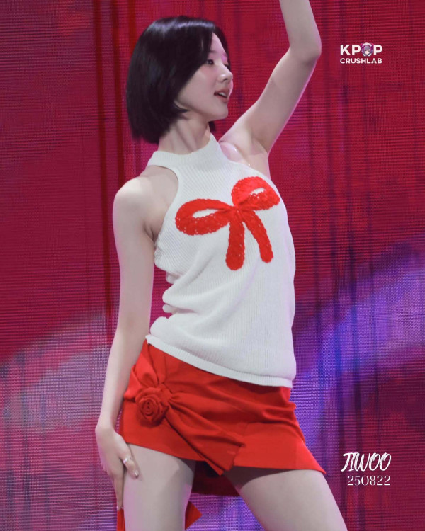 빨간 리본 홀터넥 의상 하츠투하츠 지우
