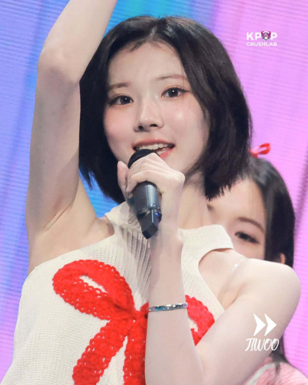 빨간 리본 홀터넥 의상 하츠투하츠 지우