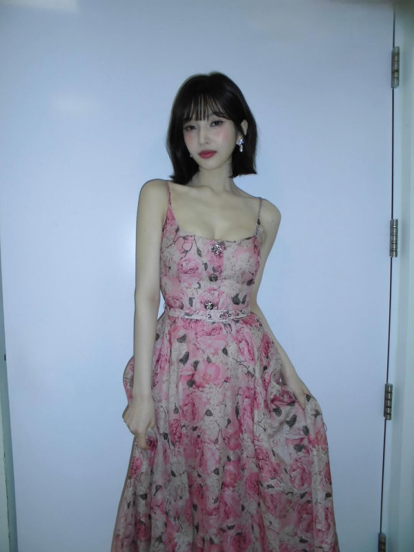 레드벨벳 조이 핑크색 꽃원피스