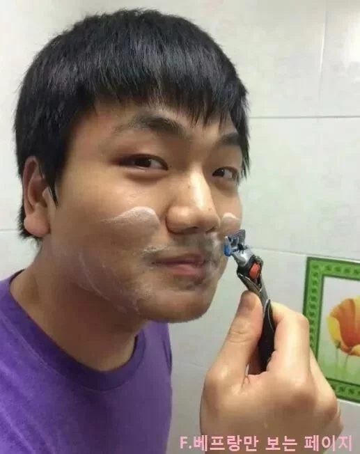 남자는 잘씻고 면도만 잘해도 동안됨ㅋㅋㅋㅋㅋ