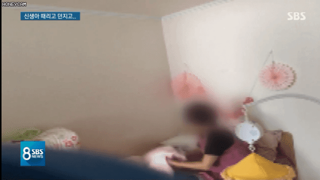신생아 때리고 던지고.. 산호도우미 입건.GIF