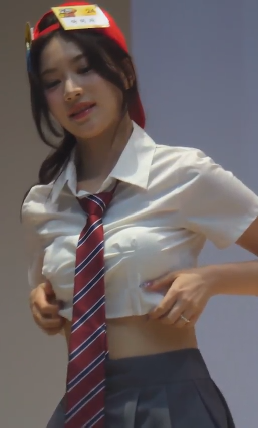 올라간 교복 내리는 아이사