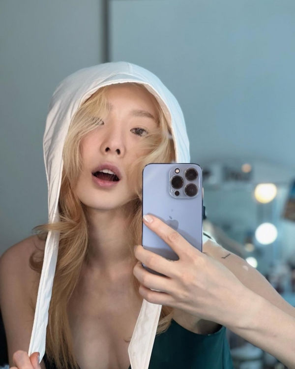 태연 헐렁한 민소매