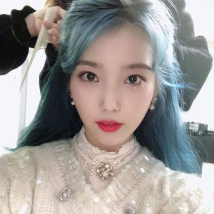 하늘색이 잘 어울린다는 아이유