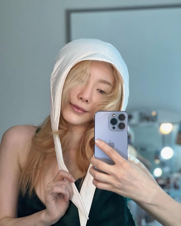 태연 헐렁한 민소매