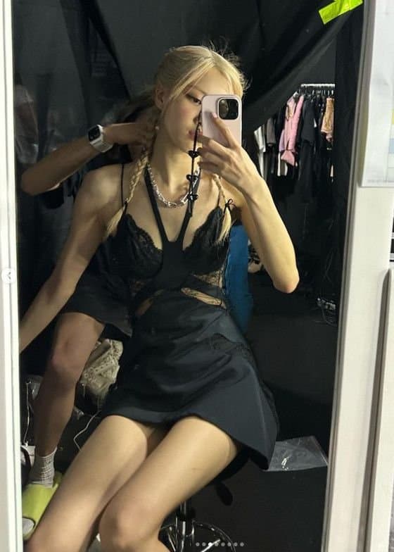 의자에 앉은..검스 블랙핑크 로제