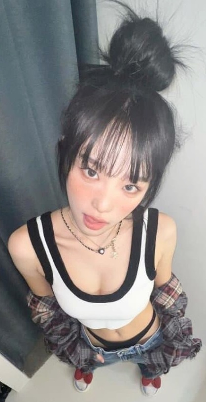 위에서 찍은 최예나.. 너무 잘 보이는 라인