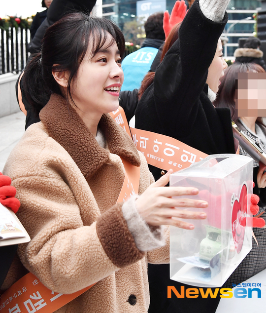 모금행사 참석 한지민