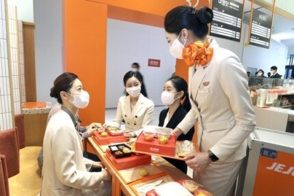 승무원들이 서빙하는 카페 등장