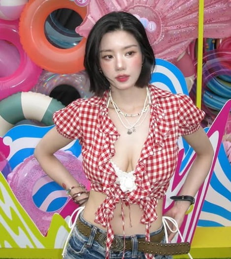 권은비 워터밤 의상을 입은 ITZY 채령.jpg