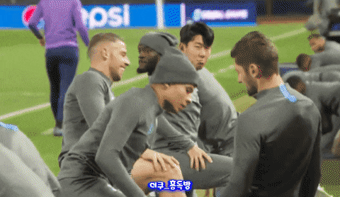실시간 챔스 훈련중인 손흥민
