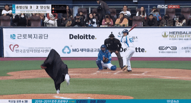 약 한달뒤에 열리는 ㄹㅇ 개꿀잼 야구경기.gif