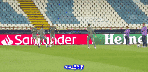 실시간 챔스 훈련중인 손흥민
