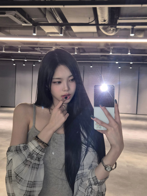 연습실에서 셀카 찍는 하츠투하츠 이안