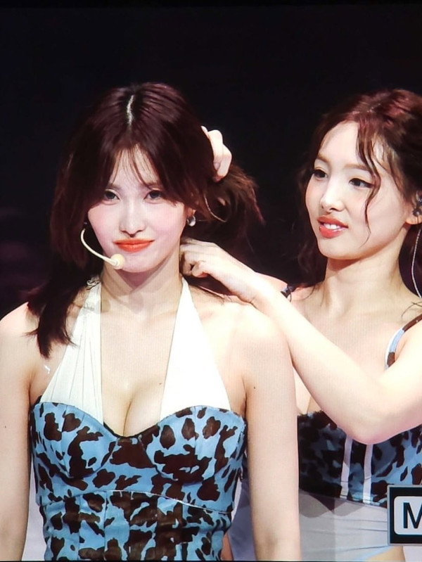 트와이스 모모 란제리룩 가슴골