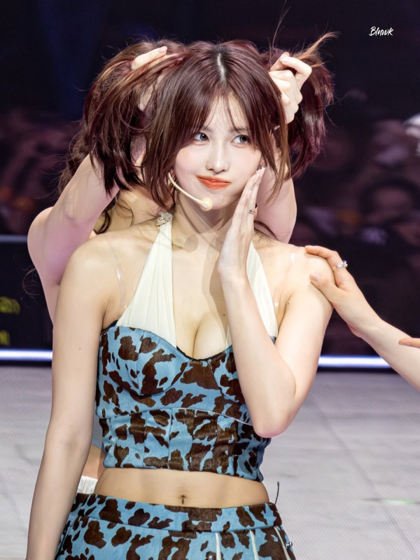 트와이스 모모 란제리룩 가슴골