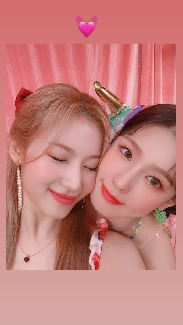 예쁜 애 옆에 예쁜 애