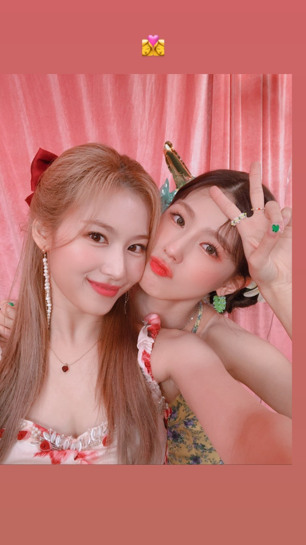 예쁜 애 옆에 예쁜 애