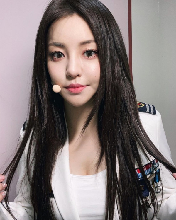 하얀 제복을 입은 브레이브걸스