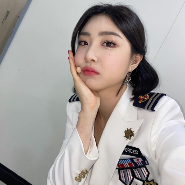 하얀 제복을 입은 브레이브걸스