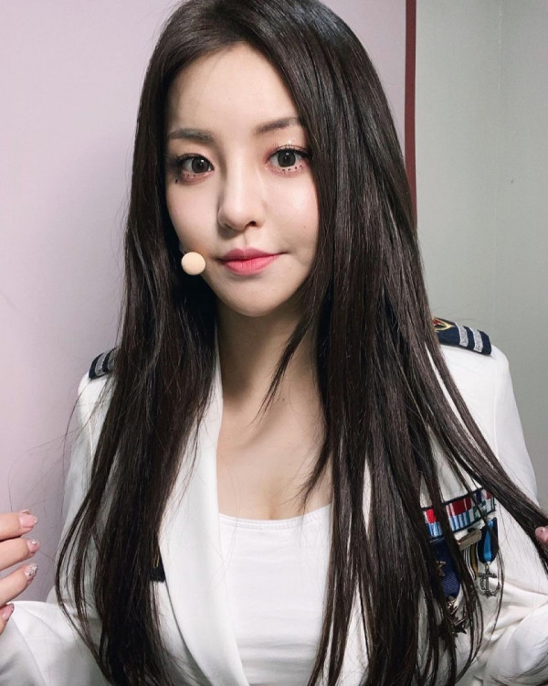 하얀 제복을 입은 브레이브걸스