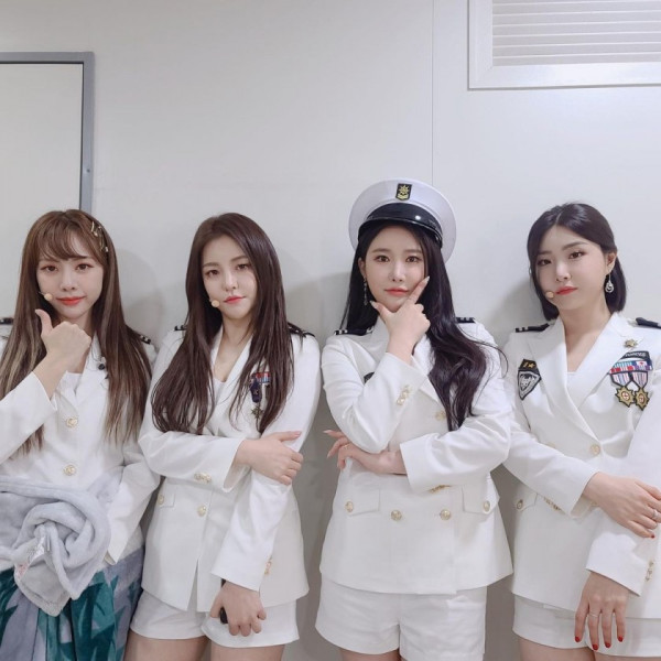 하얀 제복을 입은 브레이브걸스